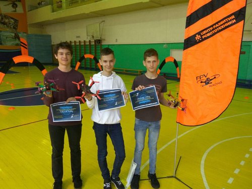Соревнования по пилотированию дронами «Дрон Рэйсинг»!